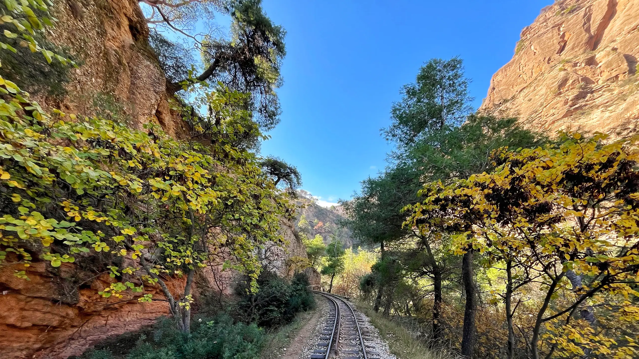 Πέρασμα με βλάστηση και βραχώδεις σχηματισμούς | Passage with vegetation and rocky formations